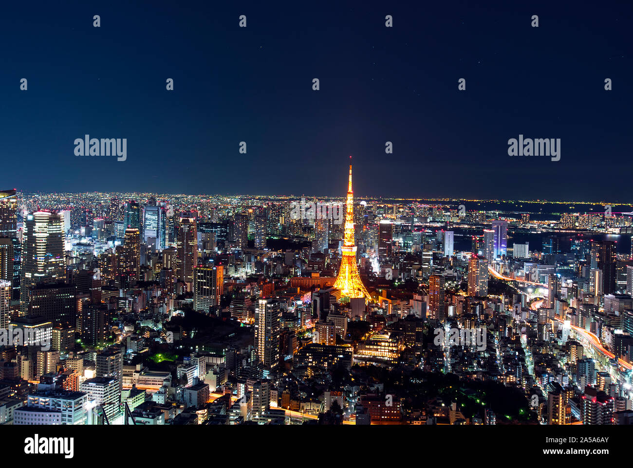 TOKYO - dic 30: sorprendente vista panoramica dal centro città di Tokyo in serata, Torre di Tokyo di notte il 30 dicembre. 2016 in Giappone Foto Stock