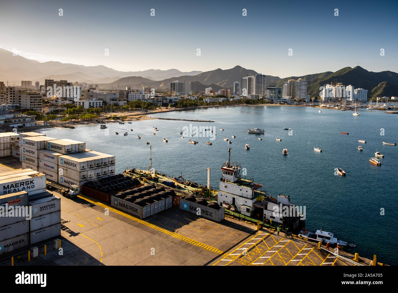 Vista dalla nave da crociera del porto di Santa Marta, Colombia Foto Stock