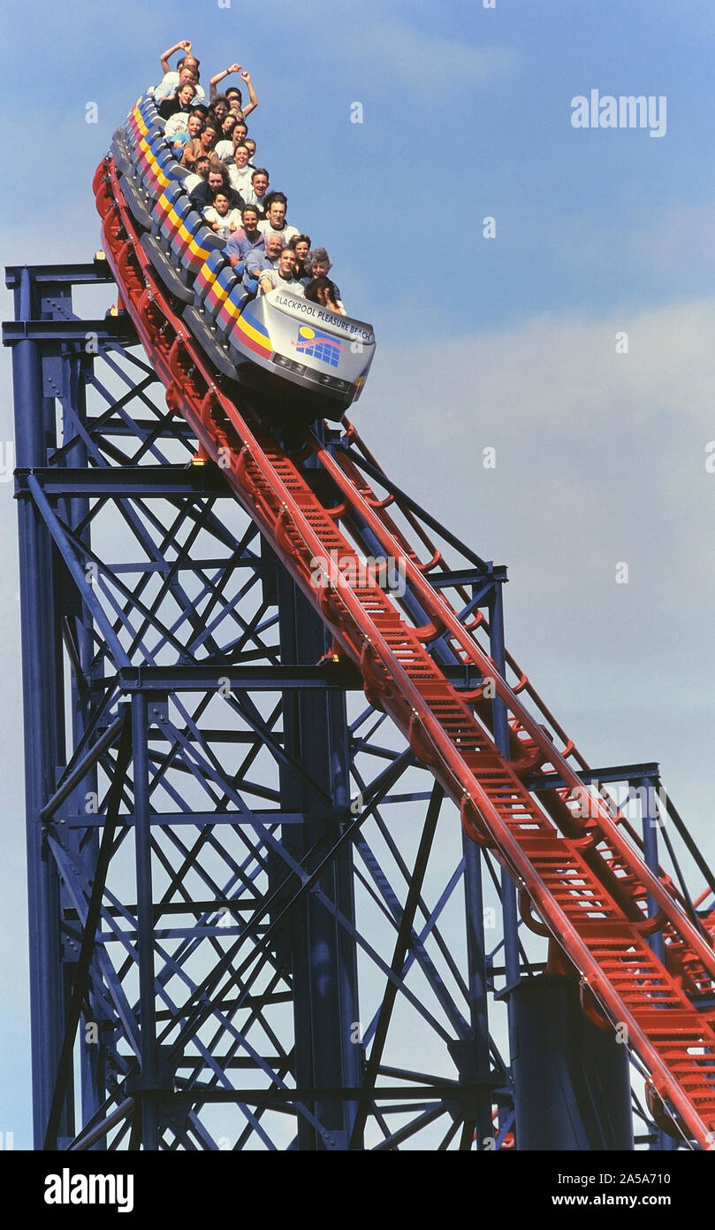 Il grande rullo di acciaio coaster. Blackpool Pleasure Beach. Lancashire. Inghilterra, Regno Unito Foto Stock