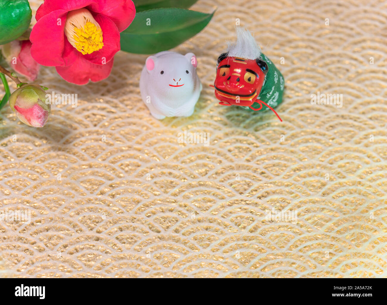 Un giapponese di biglietto di auguri con un fiore di Tsubaki chiamato anche il winter rose e un folklore animali statuette raffiguranti un Shishimai lion e un simpatico rat Foto Stock