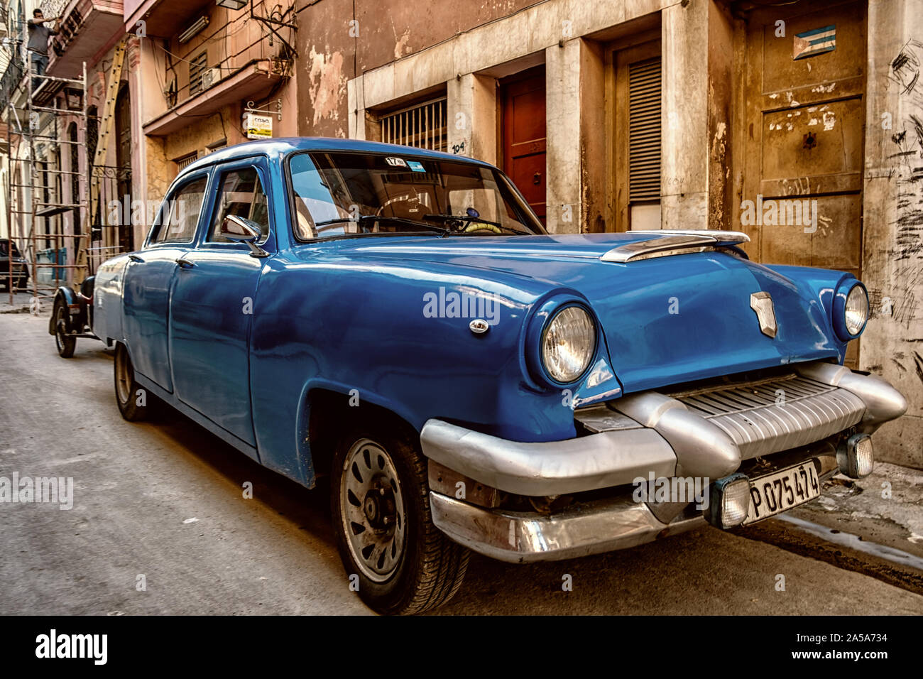 Scena di strada con blue vintage americano classico auto, Havana, Cuba Foto Stock