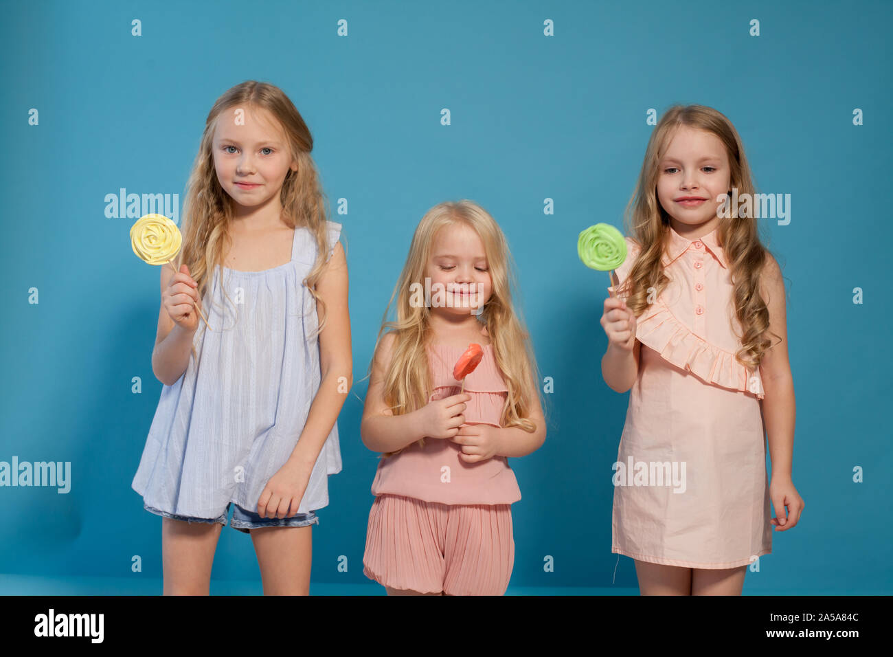 Tre di moda bambine caramelle lecca-lecca Foto stock - Alamy