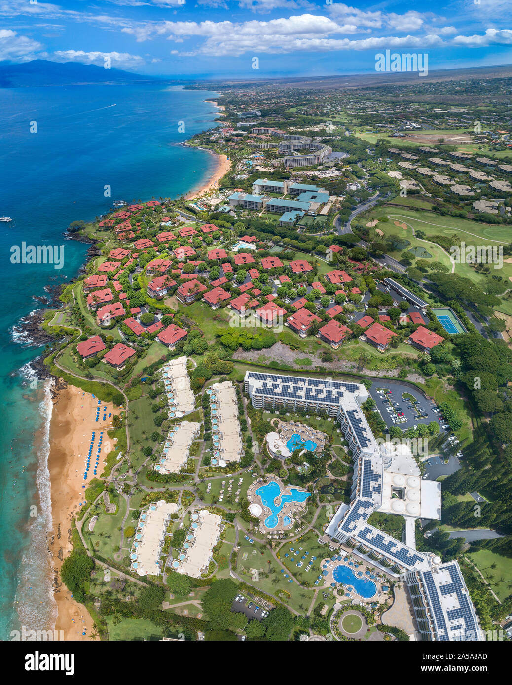 Una veduta aerea della Kea Lani Hotel guardando a nord di Wailea passato punto al Four Seasons e Grand Wailea Hotels, costa sud di Maui, Hawaii, Stati Uniti d'America. Foto Stock