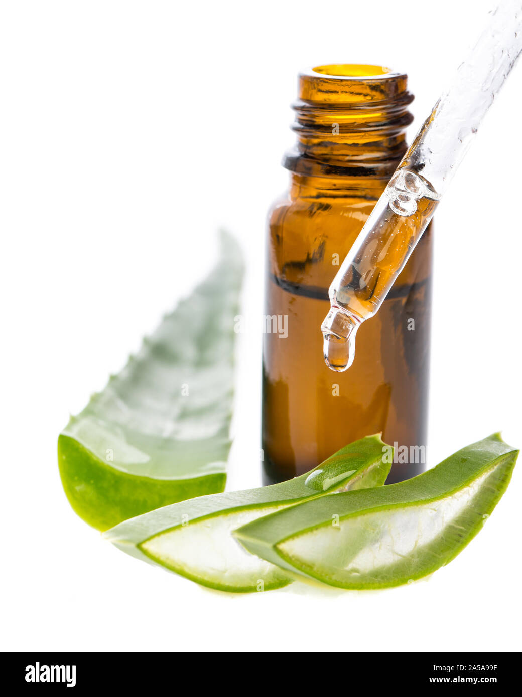 Pezzi di aloe vera con il flaconcino e la pipetta isolati su sfondo bianco Foto Stock