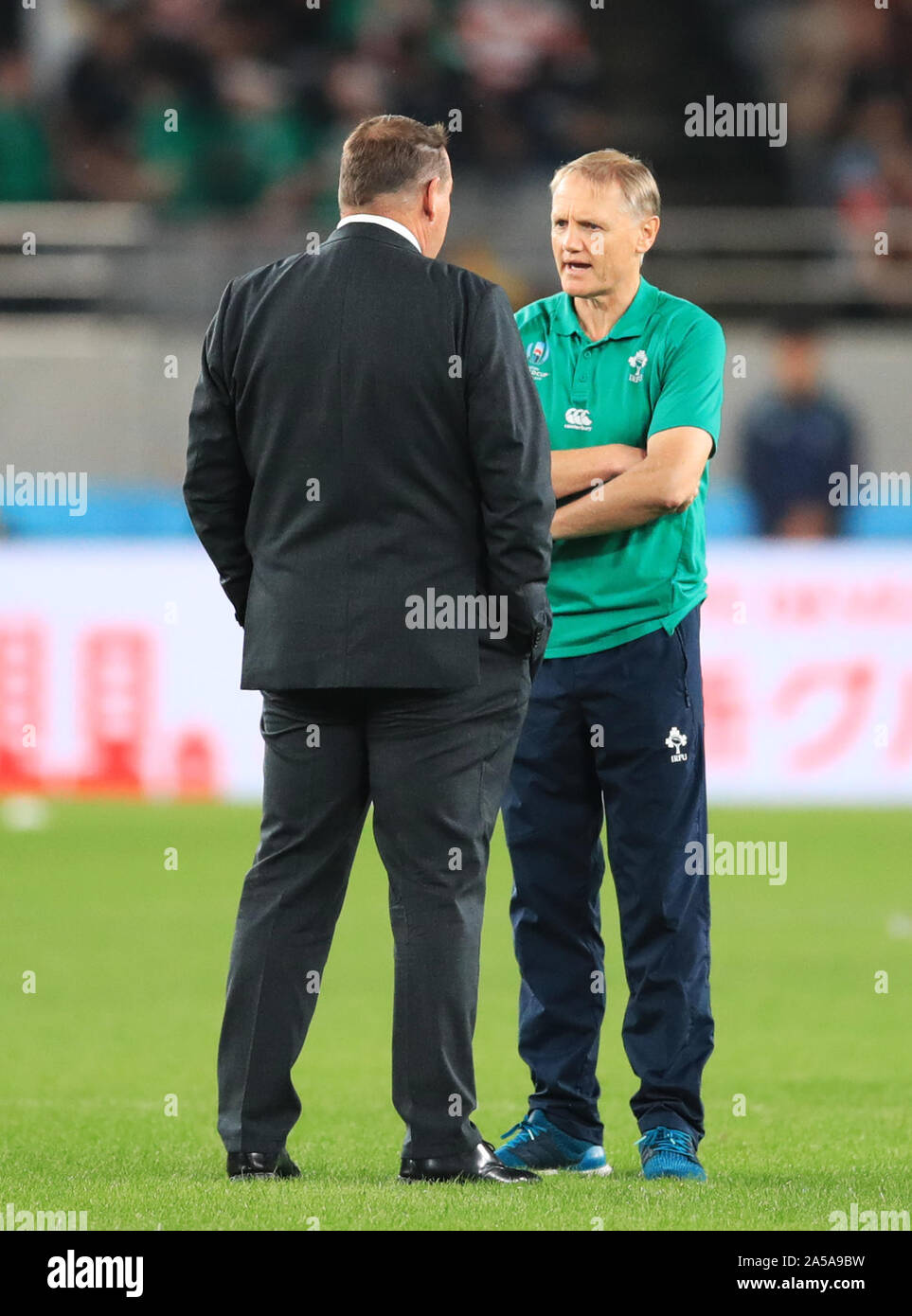 L'Irlanda head coach Joe Schmidt (a destra) e la Nuova Zelanda capo allenatore Steve Hansen prima del 2019 Coppa del Mondo di Rugby Quarti di finale corrisponde al Tokyo Stadium. Foto Stock