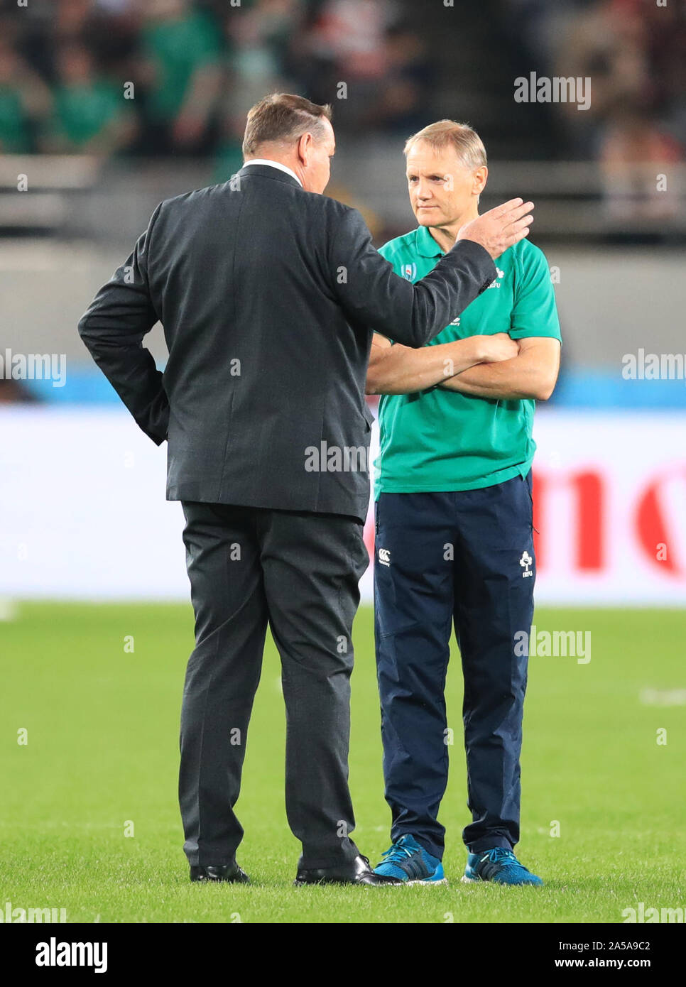 L'Irlanda head coach Joe Schmidt (a destra) e la Nuova Zelanda capo allenatore Steve Hansen prima del 2019 Coppa del Mondo di Rugby Quarti di finale corrisponde al Tokyo Stadium. Foto Stock