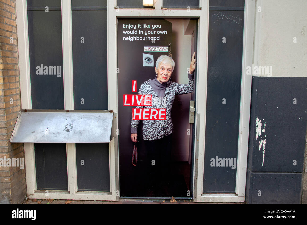 Cartellone su una porta essere consapevole di persone vivono qui a Amsterdam Paesi Bassi 2019 Foto Stock