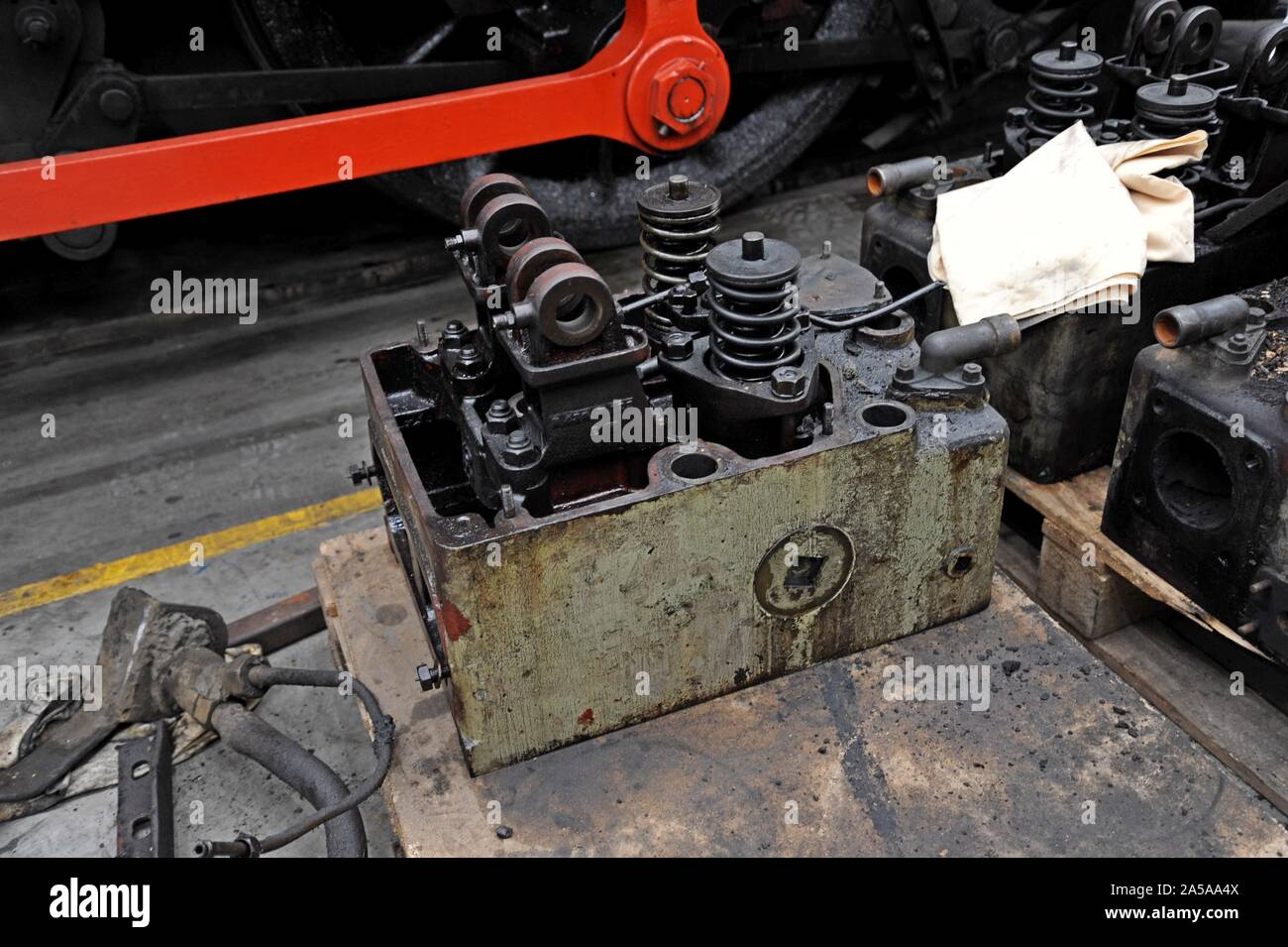 Testate del cilindro di ex BR deviatore classe 11 n. 12099 rimosso e in riparazione a Kidderminster locomotore workshop on Severn Valley Railway Foto Stock