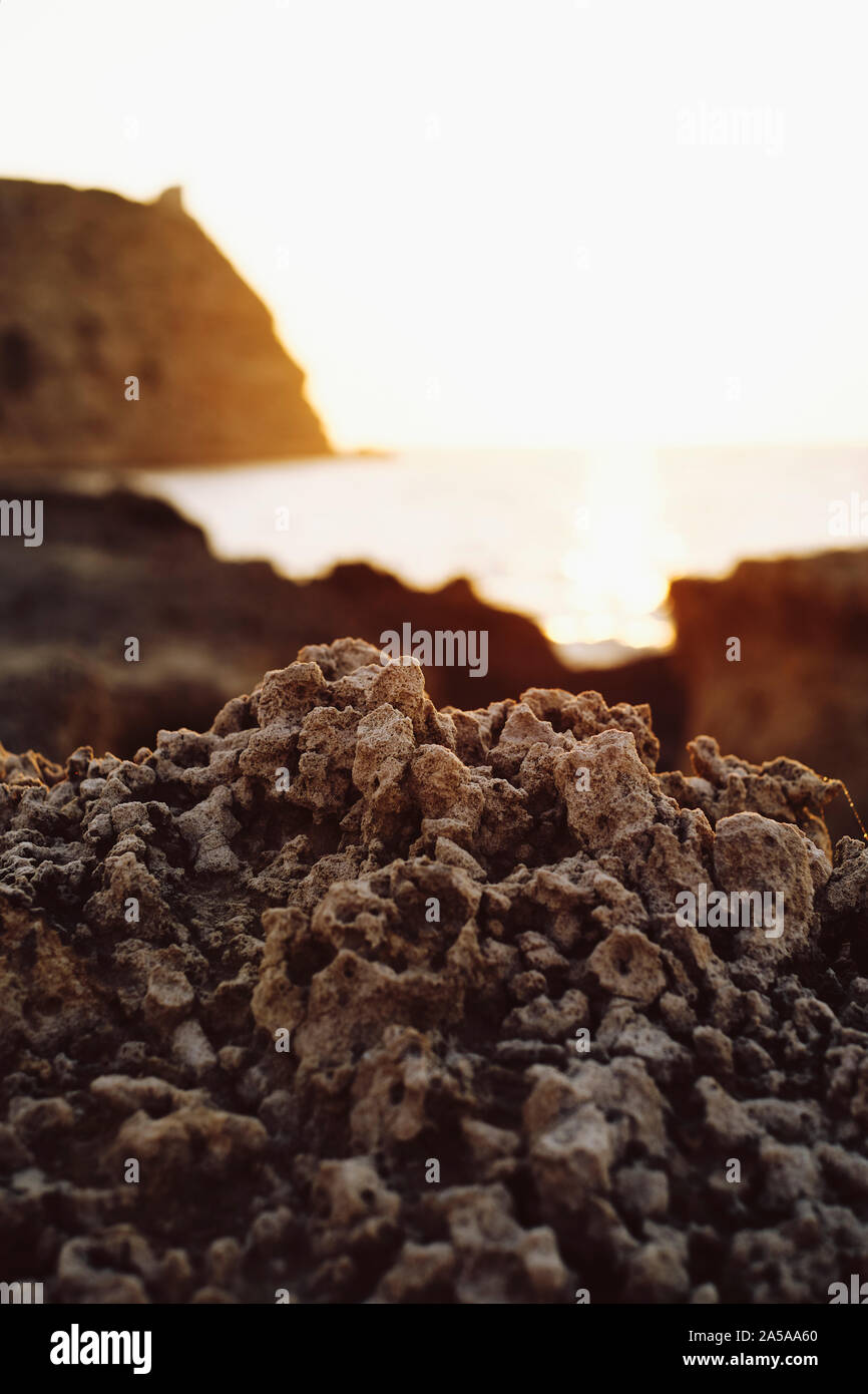 Il frastagliato weathered sharp roccia calcarea formazione geologica del Capo Mannu un promontorio sulla costa occidentale della Sardegna, Italia. Foto Stock