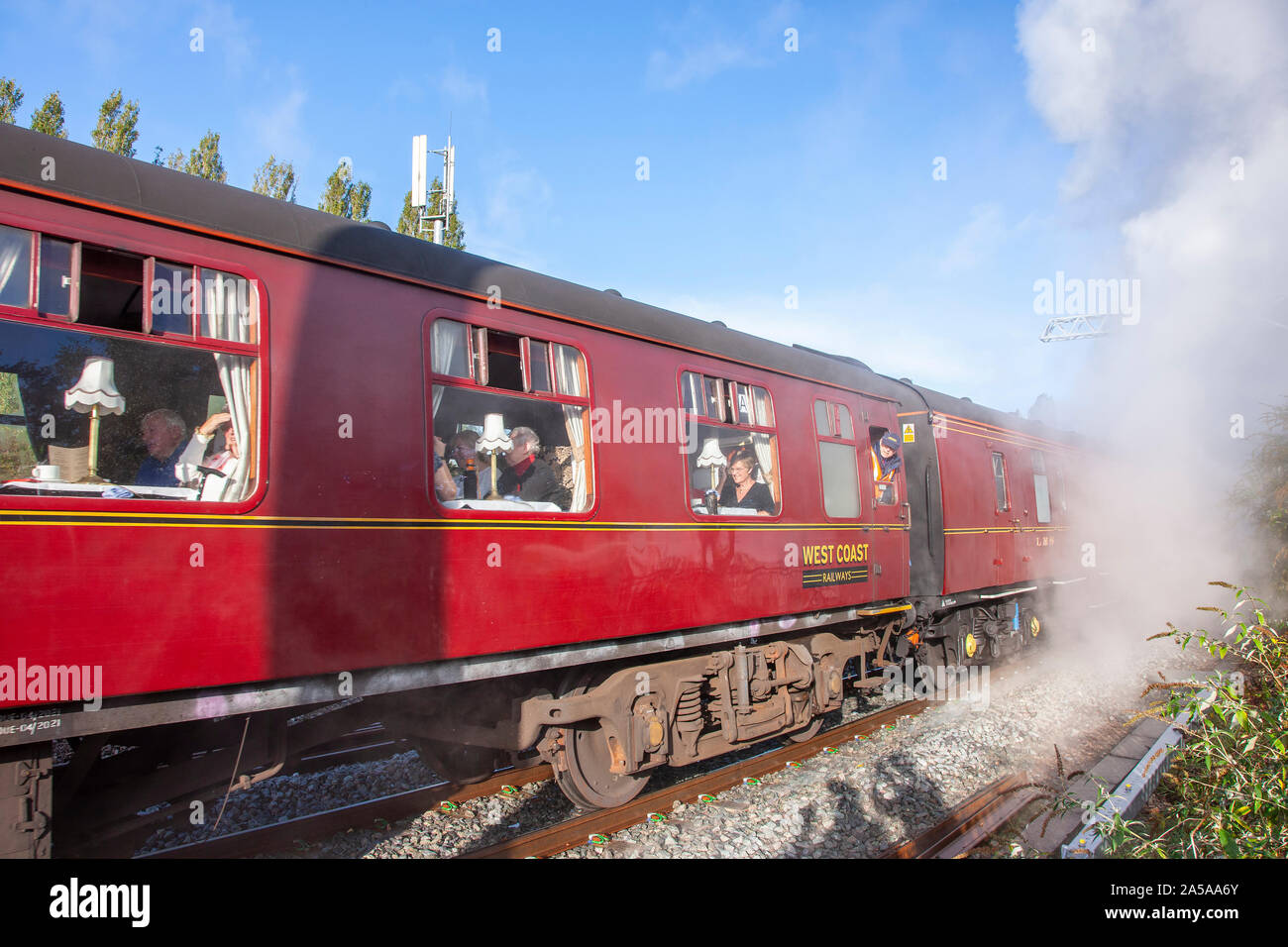 Northamptonshire, Regno Unito. Il 19 ottobre 2019. Locomotiva a vapore 46233 Duchessa di Sutherland e la Yorkshireman Railtour passa attraverso Northamptonshire fermandosi a Kettering a prendere sull'acqua. La Duchessa di Sutherland è stato costruito nel 1938 come una elevata velocità del treno passeggeri, il trasporto di passeggeri tra Londra Euston e Glasgow Central. Credito: Keith J Smith./Alamy Live News Foto Stock