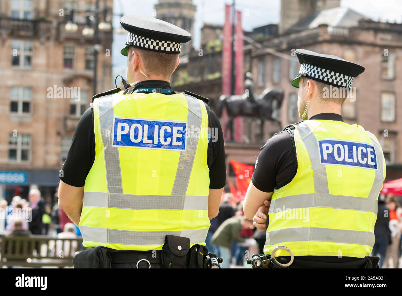 Gli ufficiali di polizia a difendere la democrazia manifestazione a George Square, Glasgow, Scotland, Regno Unito Foto Stock