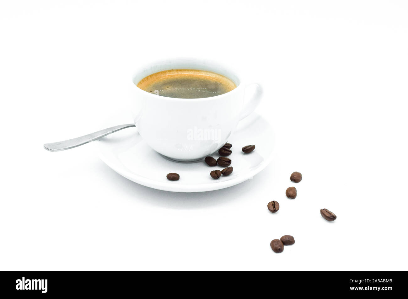 Tazza di caffè e caffè in grani su sfondo bianco Foto Stock