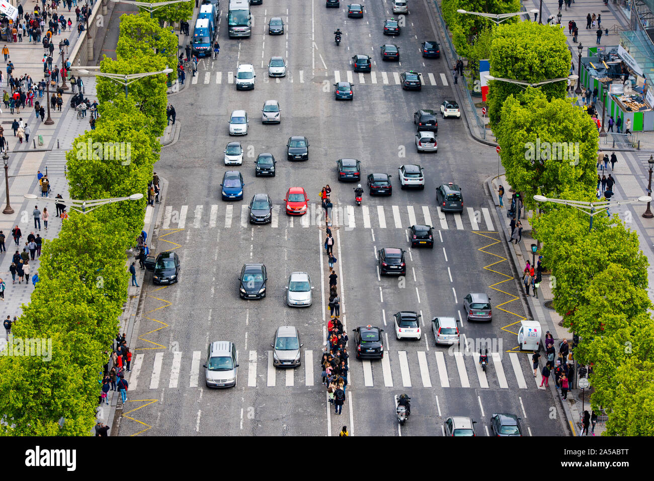 Parigi, vista panoramica su Avenue des Champs-lyses: Edifici, strade, auto e turisti in Francia Foto Stock