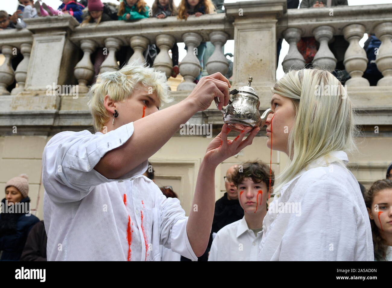 Vienna, Austria. Il 19 ottobre, 2019. Azione di ribellione di estinzione " il sangue dei nostri figli', prestazioni nel fatale gli effetti della crisi climatica e il collasso degli ecosistemi il 19 ottobre 2019 a Vienna. Credito: Franz Perc / Alamy Live News Foto Stock