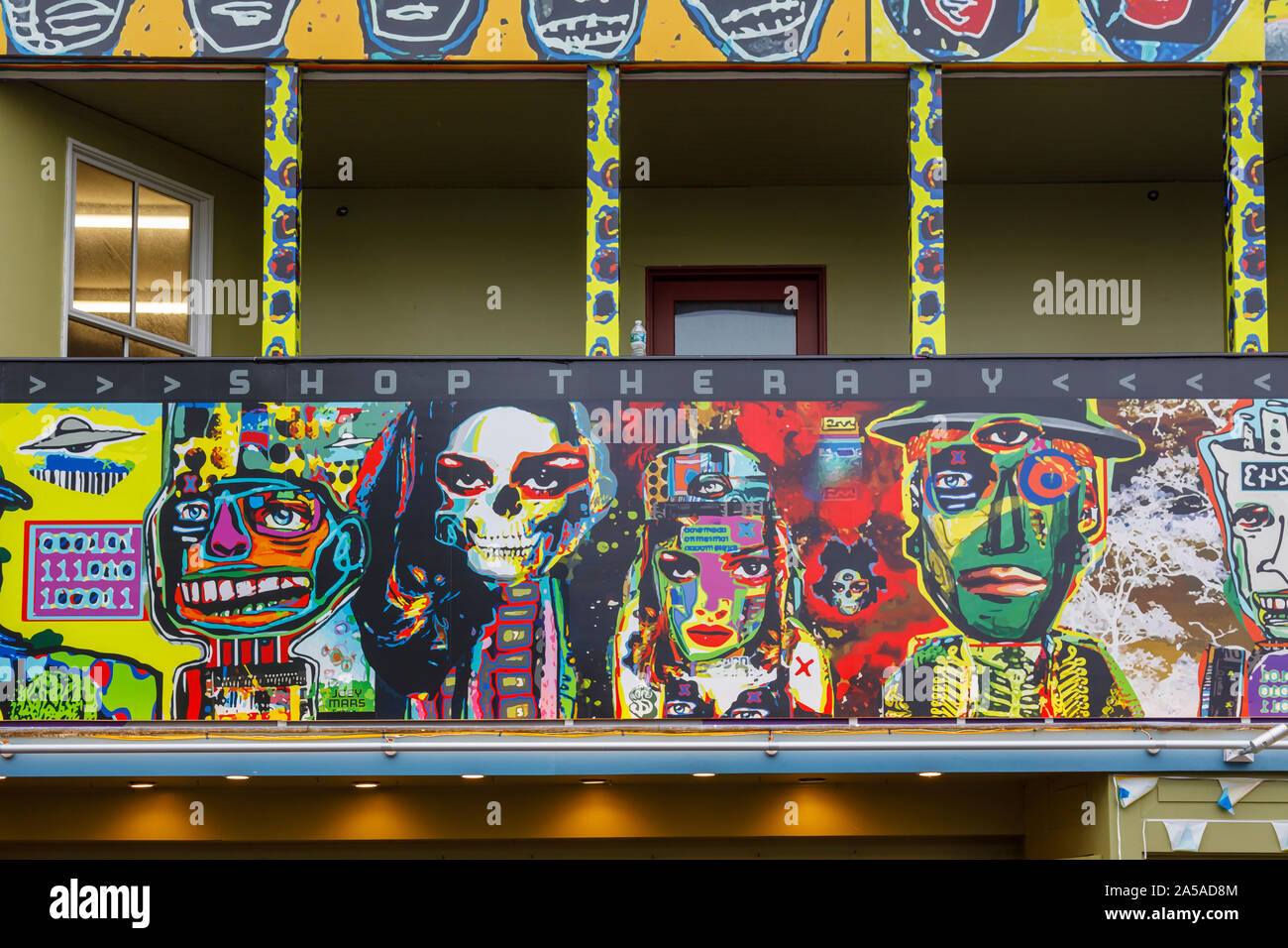 Shopfront colorati con insoliti bizzarro si affaccia su un negozio nella strada commerciale nel centro cittadino di Boemia a Provincetown (P-città), Cape Cod, New England, STATI UNITI D'AMERICA Foto Stock