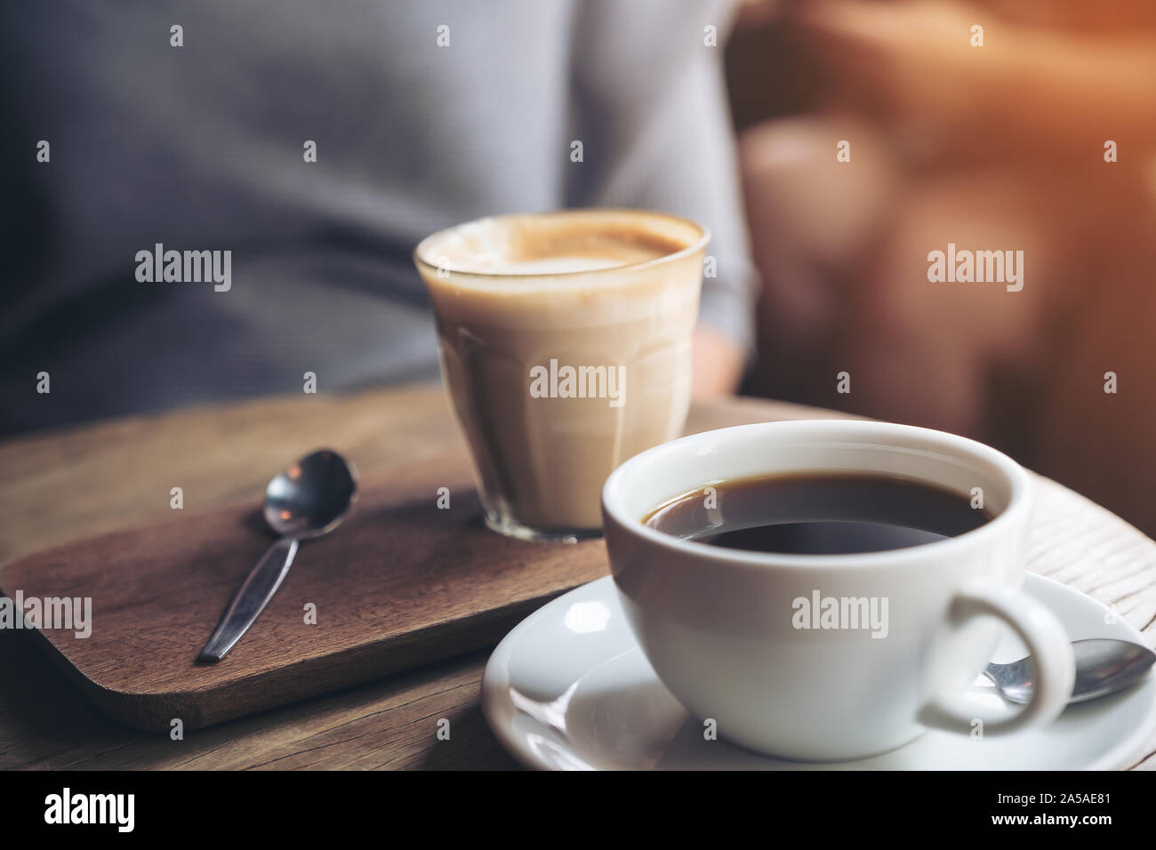 Primo piano immagine di una tazza di caffè americano e un bicchiere di  latte caffè vintage sul tavolo di legno in cafe Foto stock - Alamy