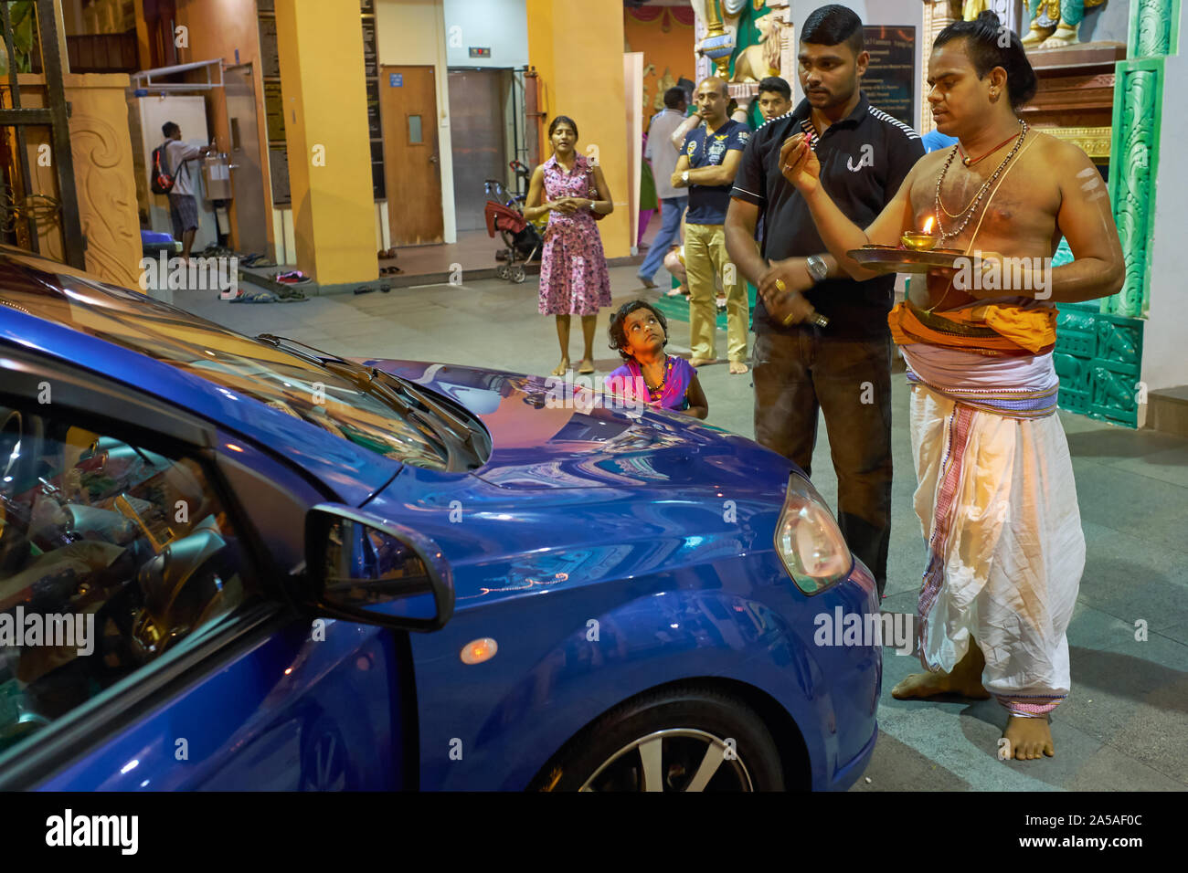Un sacerdote a Sri Vadapathira Kaliamman (Hindu) Tempio in Serangoon Rd., Little India, Singapore benedice una nuova vettura acquistata, il proprietario a guardare Foto Stock Un sacerdote a Sri Vadapathira Kaliamman (Hindu) Tempio in Serangoon Rd., Little India, Singapore benedice una nuova vettura acquistata, il proprietario a guardare Foto Stock