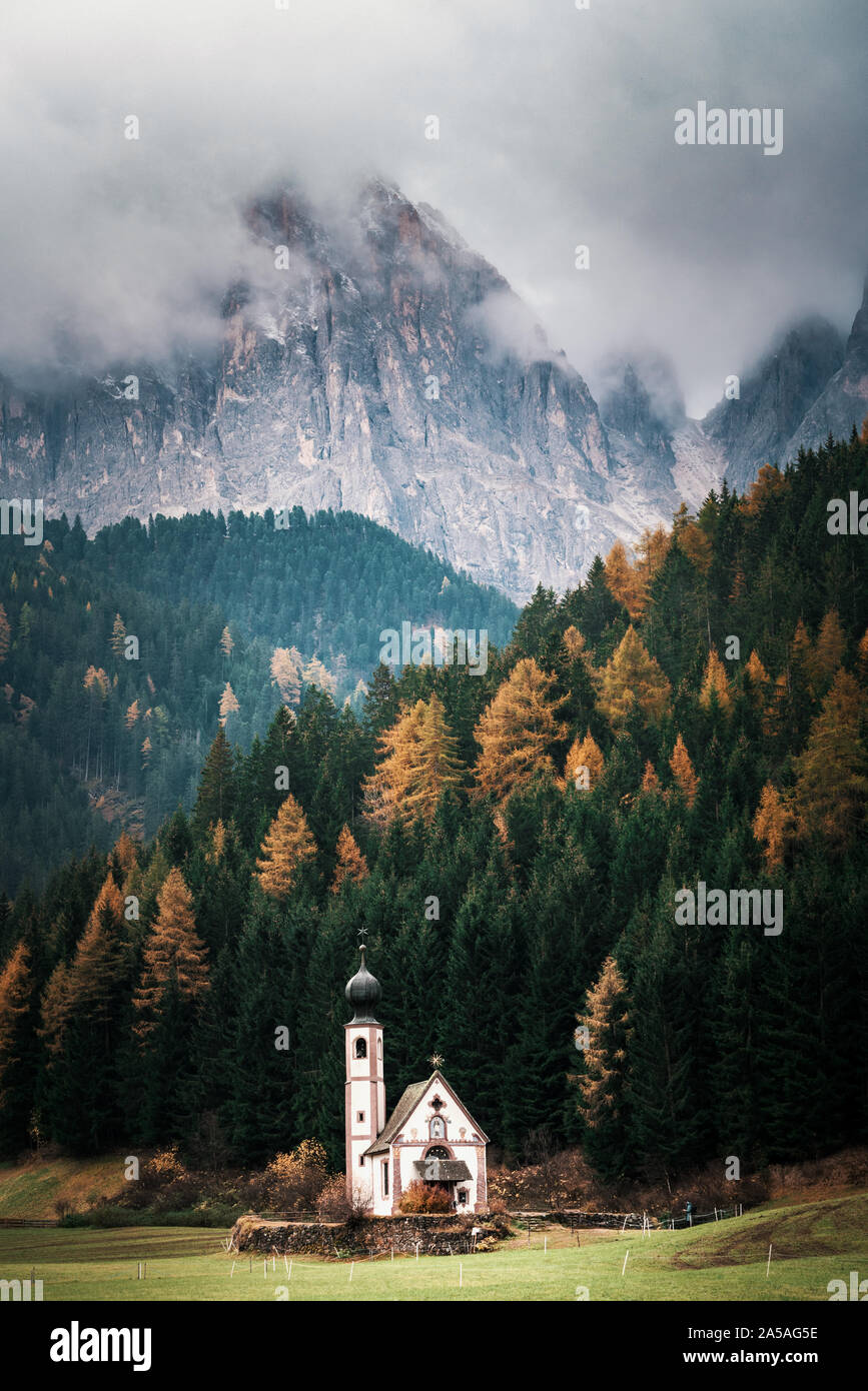 Paesaggio autunnale nelle Dolomiti Alpi, Trentino Alto Adige, Italia. Foto Stock