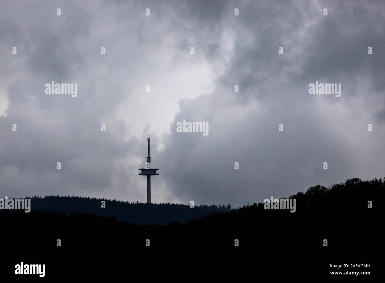 Siegerland forestscape con torre della radio Foto Stock
