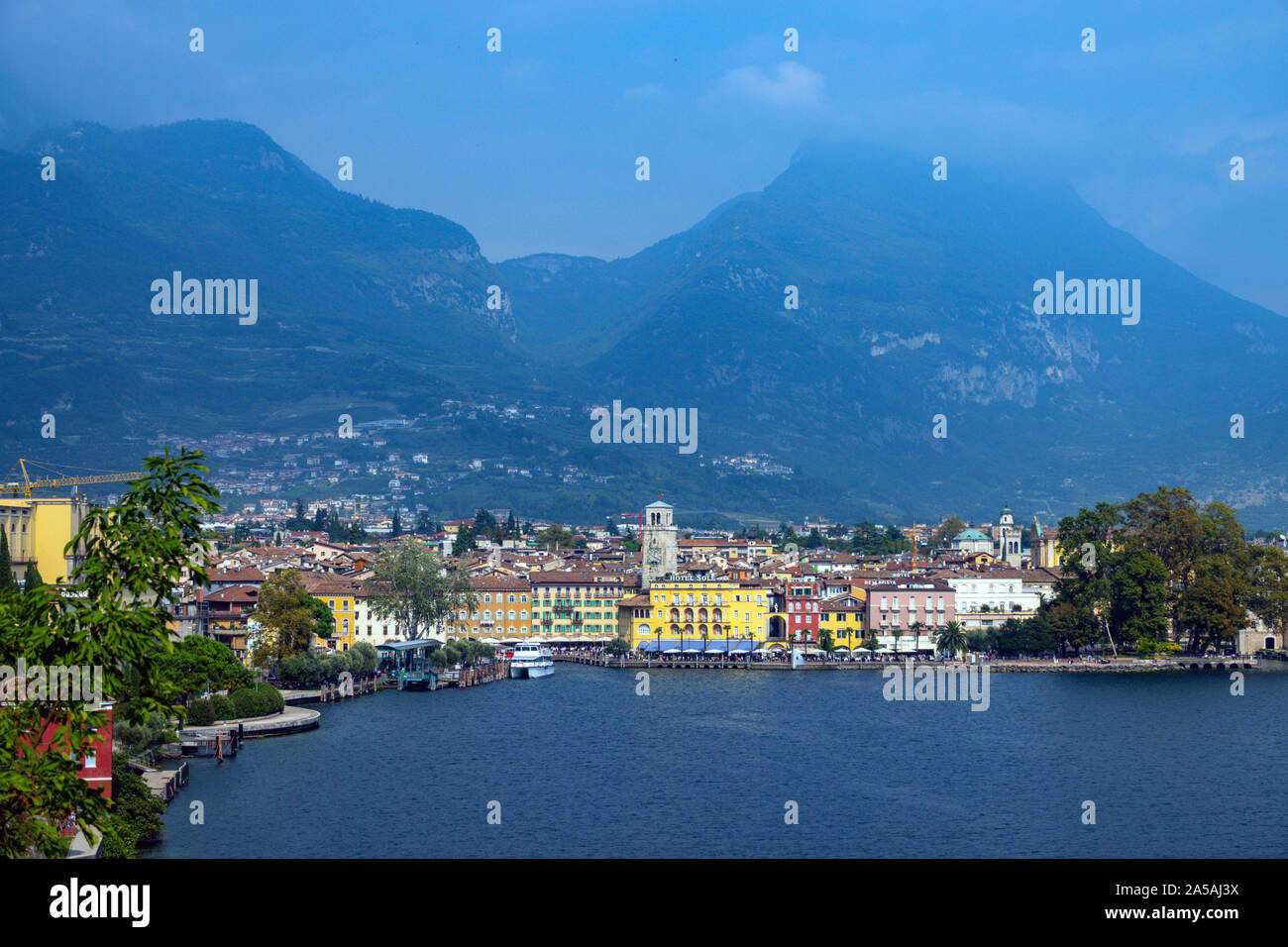 Riva del Garda sul Lago di Garda, il popolare destinazione turistica sui laghi italiani, Italia settentrionale Foto Stock