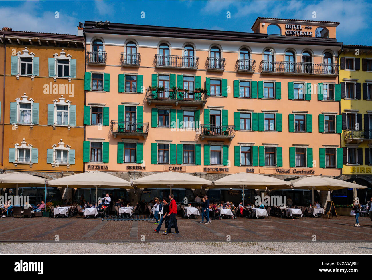 Riva del Garda sul Lago di Garda, il popolare destinazione turistica sui laghi italiani, Italia settentrionale Foto Stock