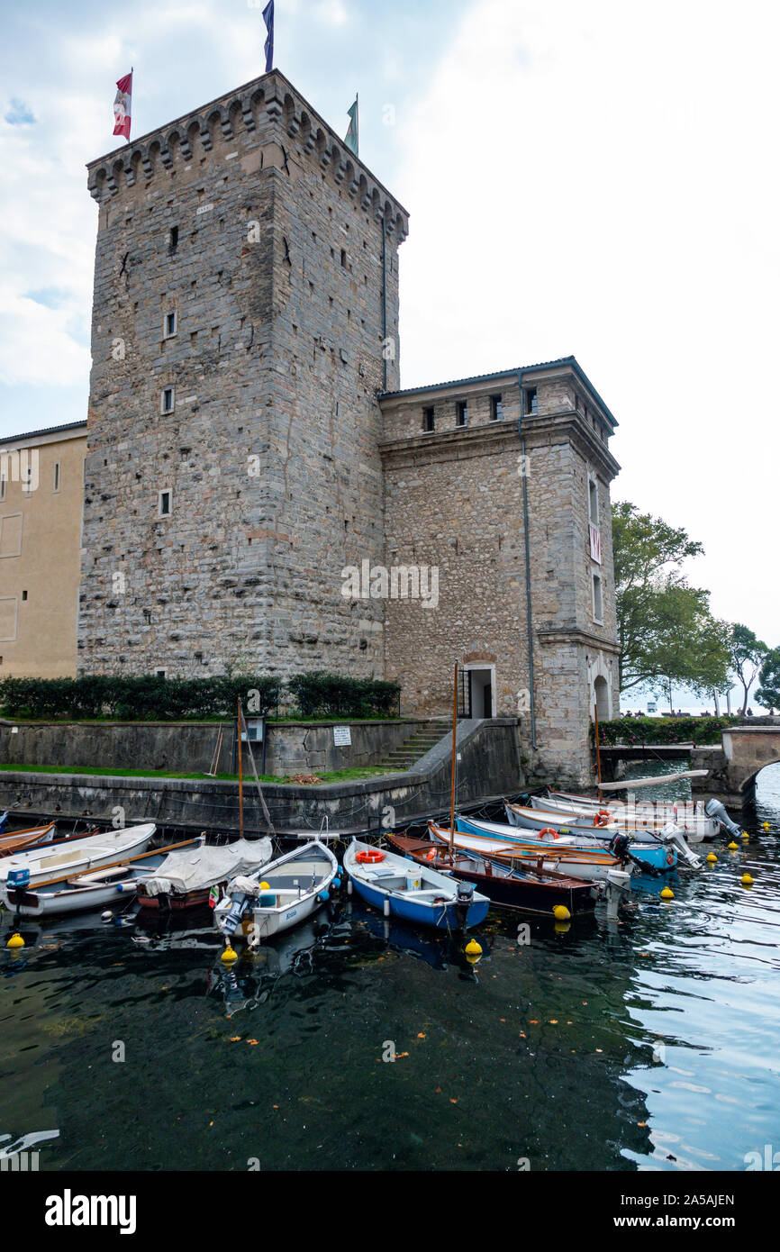 Barche, Riva del Garda sul Lago di Garda, il popolare destinazione turistica sui laghi italiani, Italia settentrionale Foto Stock