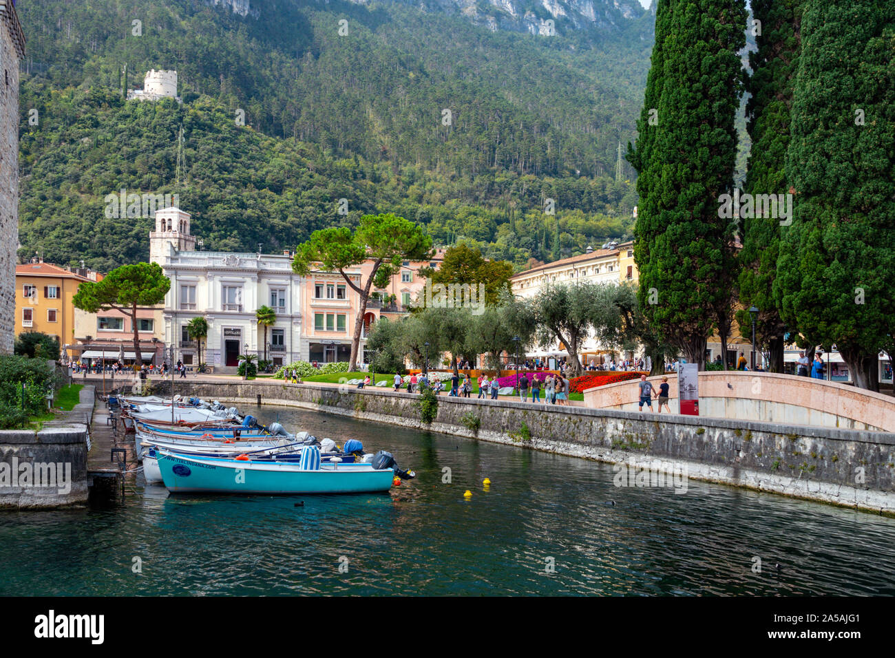 Barche, Riva del Garda sul Lago di Garda, il popolare destinazione turistica sui laghi italiani, Italia settentrionale Foto Stock