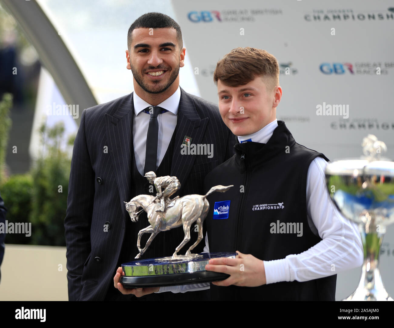 Cieren Fallon è incoronato campione apprendista Jockey dall'atleta Adam Gemili durante QIPCO British Champions giorno a Ascot Racecourse. Foto Stock