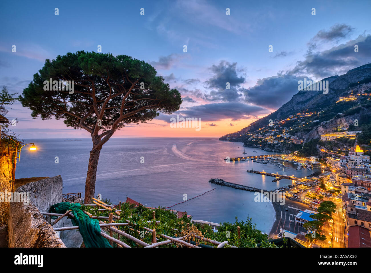 Vista di Amalfi in Italia dopo il tramonto con un Lone Pine Tree Foto Stock
