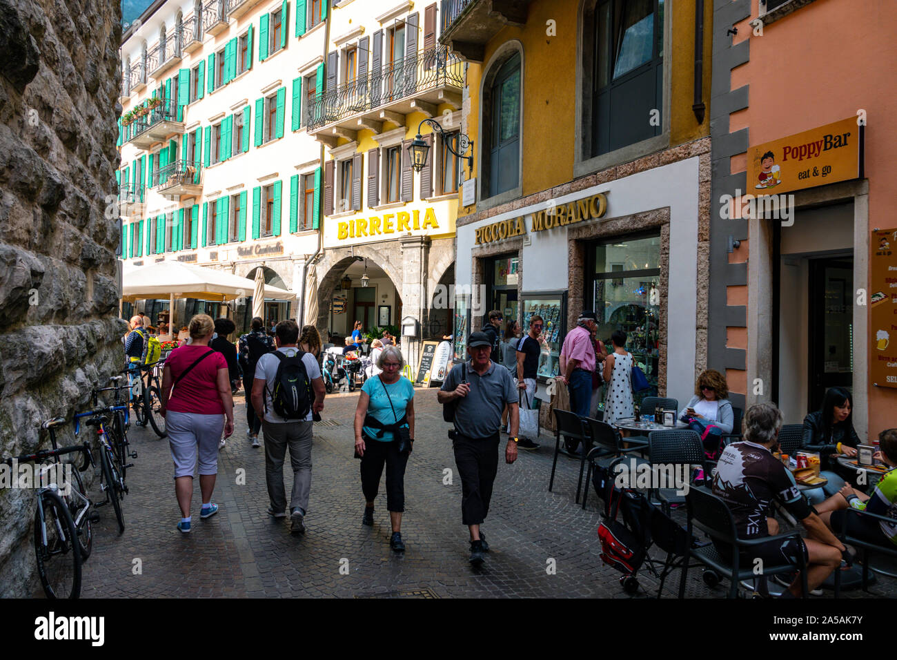 Riva del Garda sul Lago di Garda, il popolare destinazione turistica sui laghi italiani, Italia settentrionale Foto Stock