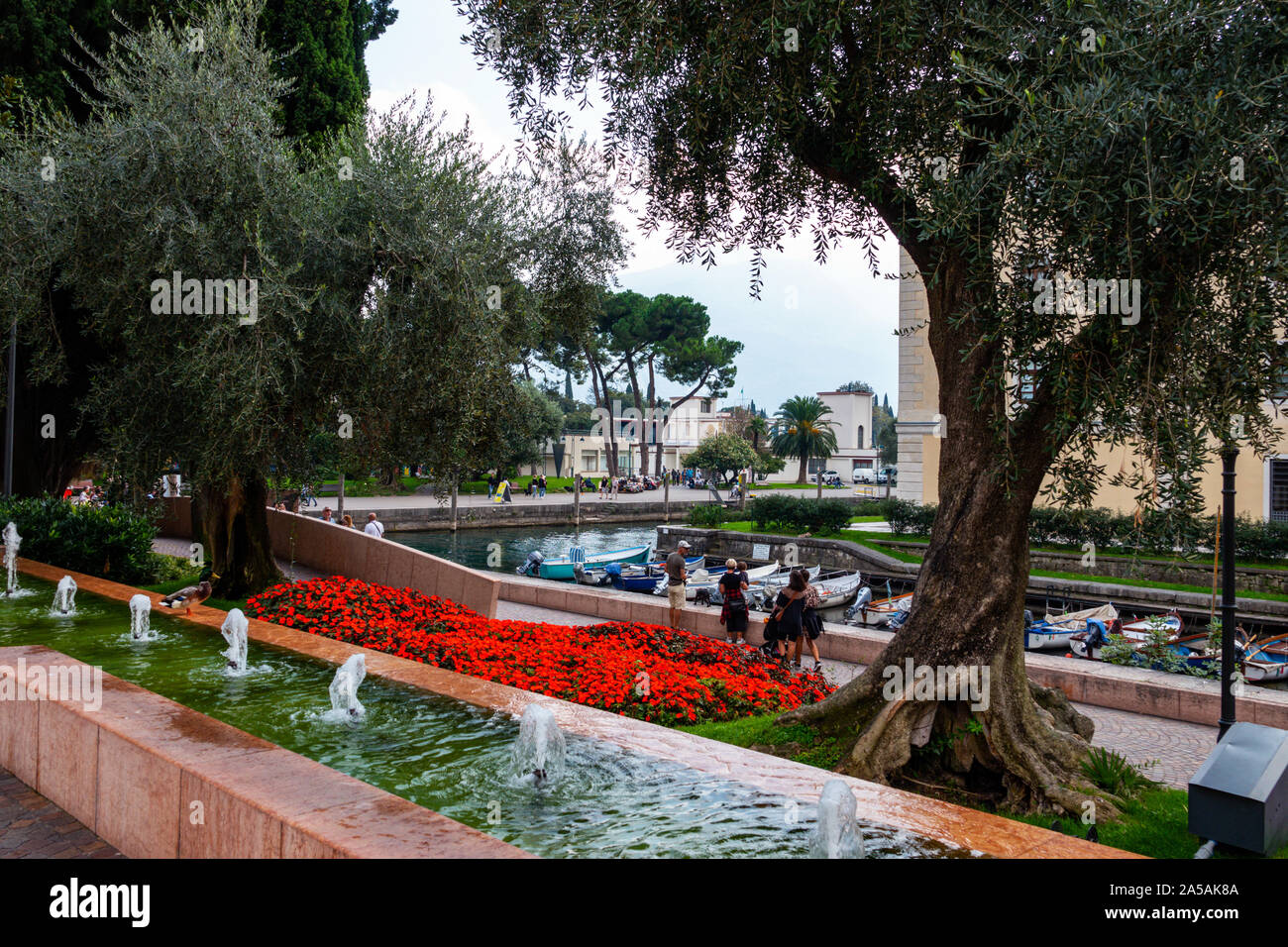 Riva del Garda sul Lago di Garda, il popolare destinazione turistica sui laghi italiani, Italia settentrionale Foto Stock