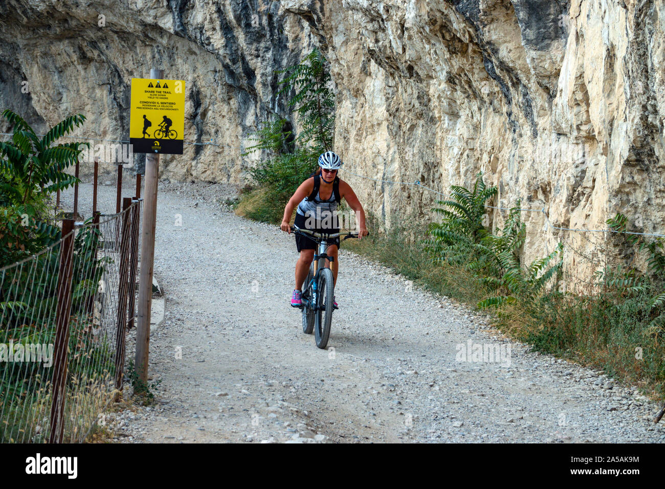 Il giallo e il nero segni sulla vecchia strada Ponal, Riva del Garda, sul Lago di Garda, il popolare destinazione turistica sui laghi italiani, Italia settentrionale Foto Stock