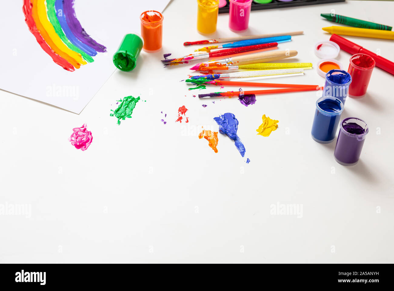 Bimbi creativi, rainbow disegno. Dito colorati vernici e set di pennelli per dipingere su bianco colore di sfondo, spazio copia Foto Stock