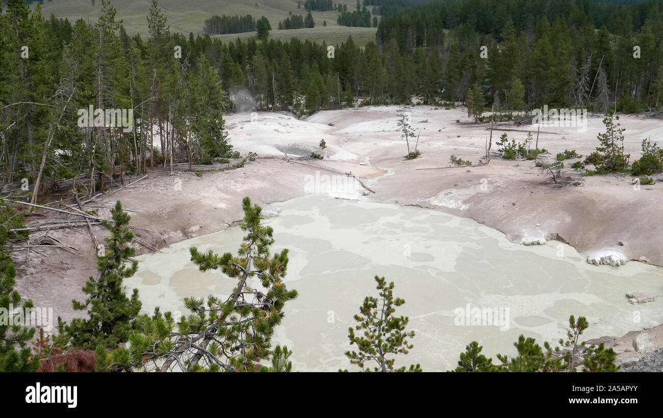 Ripresa in grandangolo di zolfo pentola a Yellowstone Foto Stock