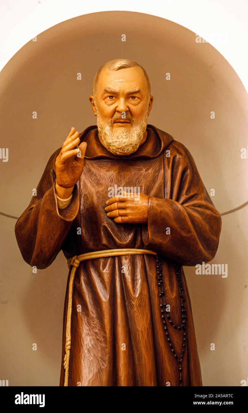 Italia Puglia San Severo ( FG ) - Chiesa di Santa Maria degli Angeli - Convento dei Cappuccini - Statua di San Pio Foto Stock