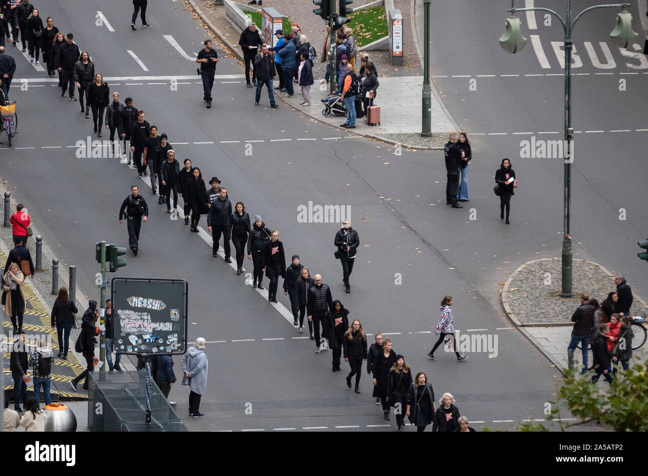 Berlino, Germania. Xix oct, 2019. I partecipanti di tutto il mondo "a piedi per la libertà" impostare un segno contro il traffico di esseri umani con una marcia silenziosa. "Passeggiata per la libertà" avviene anche in altre città tedesche e in tutto il mondo. L'organizzazione A21, che combatte il traffico di esseri umani in tutto il mondo, chiamati per l'evento. Credito: Christoph Soeder/dpa/Alamy Live News Foto Stock