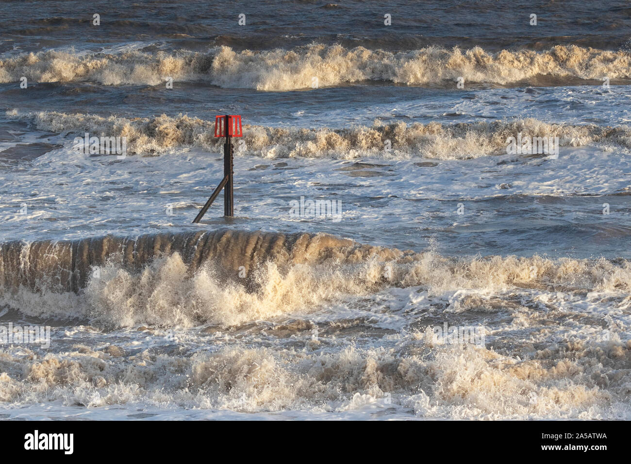 La scultura del mare, le onde che si infrangono e acqua Foto Stock