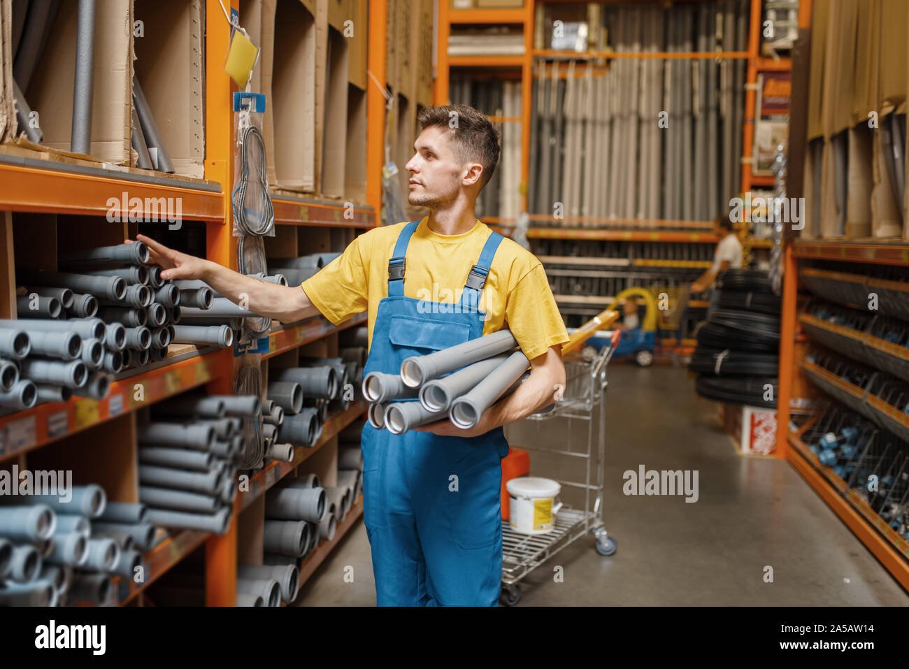 Builder maschio scelta di piping in negozio di ferramenta Foto Stock