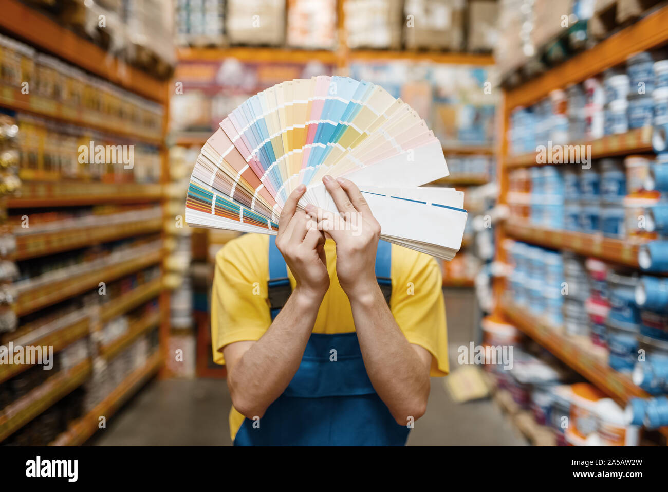 Builder mostra tavolozza di colori nel negozio di ferramenta Foto Stock