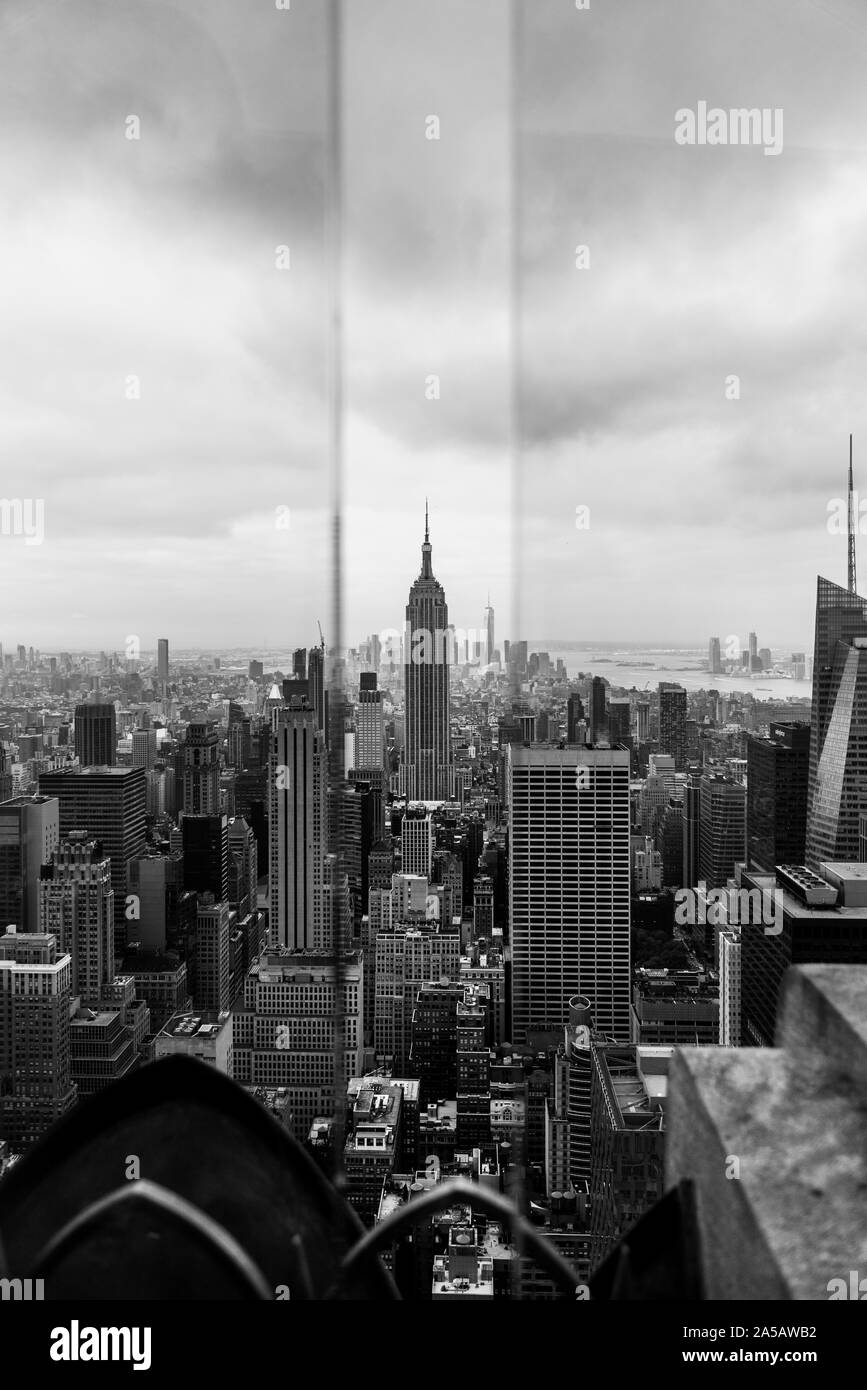 Vista dell'Empire State Building dalla sommità della roccia Foto Stock