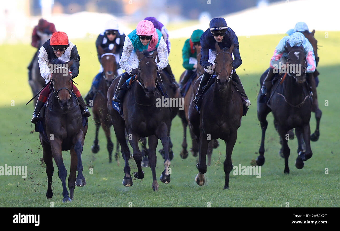 Star Catcher cavalcato da Frankie Dettori (sinistra) va a vincere la QIPCO British Champions Fillies e Mares picchetti durante QIPCO British Champions giorno a Ascot Racecourse. Foto Stock