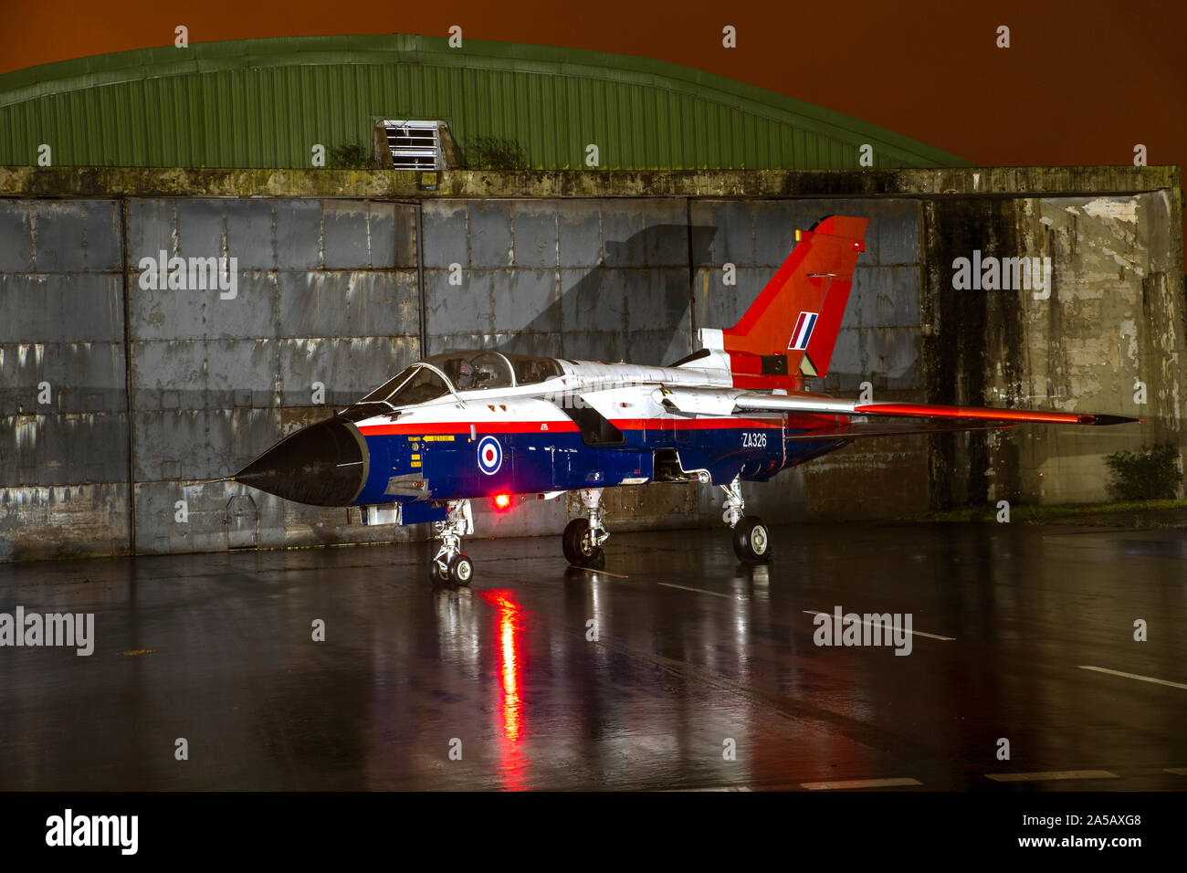 RAF Tornado GR.1, ZA326 in lampone livrea ripple alla soglia.Aero giorno/Nightshoot al Galles del Sud Aviation Museum Foto Stock