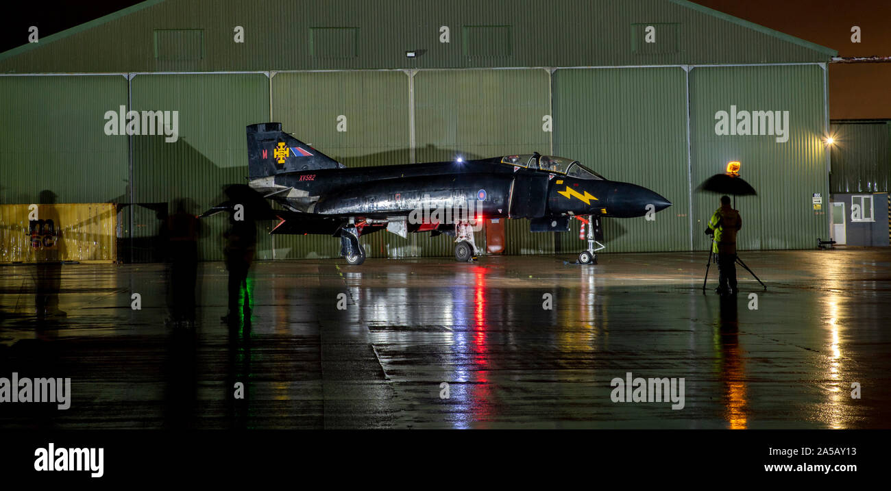 RAF F4 Phantom fg.1, XV582, 'Black Mike' alla soglia.Aero giorno/Nightshoot al Galles del Sud Aviation Museum Foto Stock