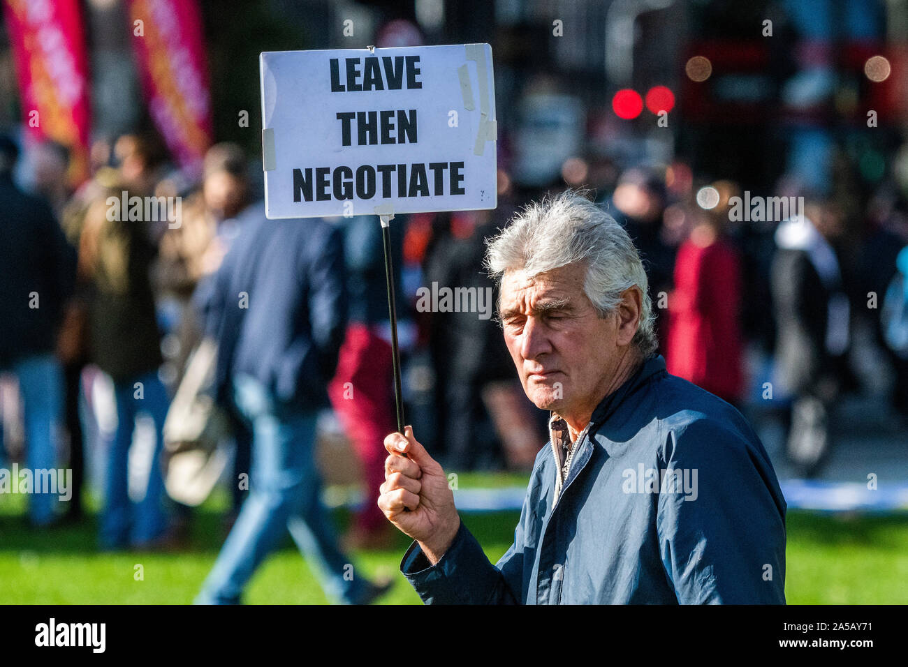 Londra, Regno Unito. Xix oct, 2019. Un lone Brexiteer in piazza del Parlamento prima dell'Avvio - Arr Brexit, voto popolare marzo dal west end di Westminster. Credito: Guy Bell/Alamy Live News Foto Stock