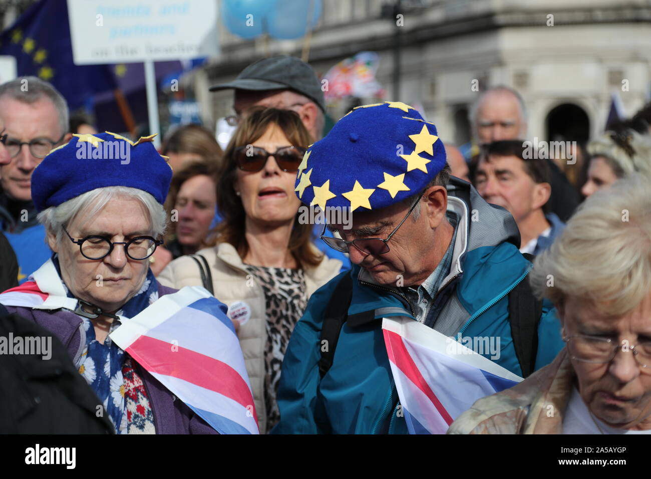 Londra, UK, 19 ott 2019, migliaia di persone hanno marciato attraverso Londra per una grande manifestazione per chiedere un finale di dire referendum su Brexit. Organizzato dal voto popolare campagna e supportati da indipendente, il mese di marzo ha avuto luogo solo due settimane prima che il Regno Unito è programmato per lasciare l'UE. Gli attivisti chiedono al governo di chiamare un ultima parola votare su qualsiasi accordo Brexit o no deal esito. Credito: Uwe Deffner / Alamy Live News Foto Stock