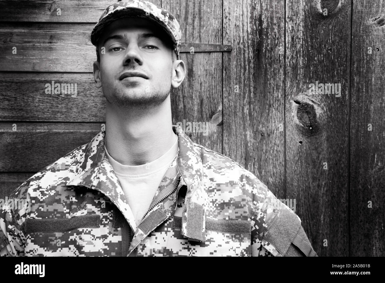 Ritratto di bel soldato maschio cammies usura uniforme e guardando la fotocamera Foto Stock