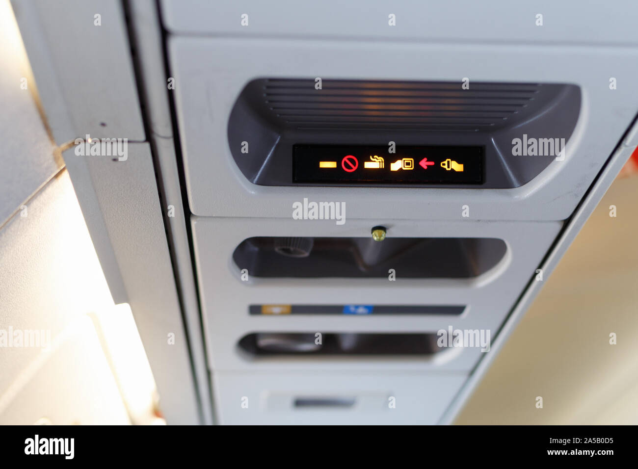 Allacciare la cintura di sicurezza e vietato fumare a bordo degli aerei. Aeroplano interni cabina. DOF poco profondo Foto Stock