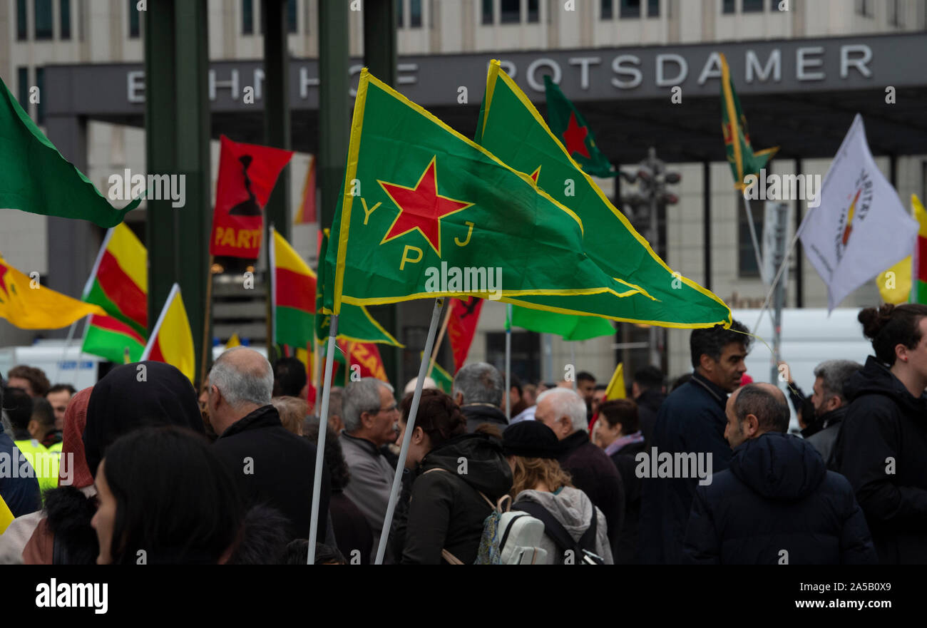 Berlino, Germania. Xix oct, 2019. I partecipanti della manifestazione curda contro i Turchi offensiva militare in Siria settentrionale YPJ carry flag su Potsdamer Platz. Credito: Paolo Zinken/dpa/Alamy Live News Foto Stock