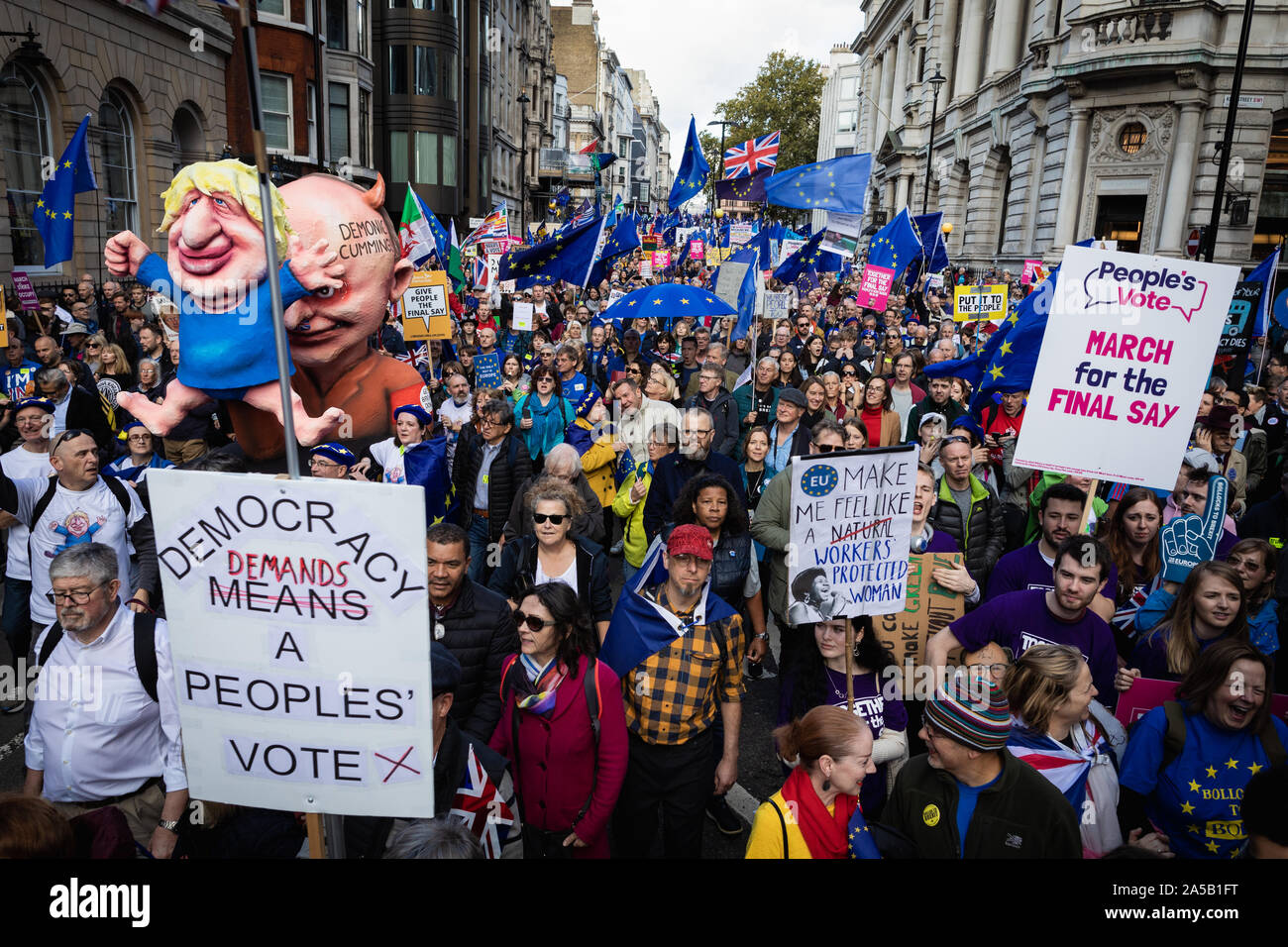 London, Regno Unito 19 ottobre, 2019. Centinaia di migliaia di dimostranti marzo attraverso la città verso il Parlamento a consegnare un messaggio forte e chiaro al governo e MPs che essi dovrebbero avere fiducia nel popolo, non Boris Johnson, per risolvere la crisi Brexit. Andy Barton/Alamy Live News Foto Stock