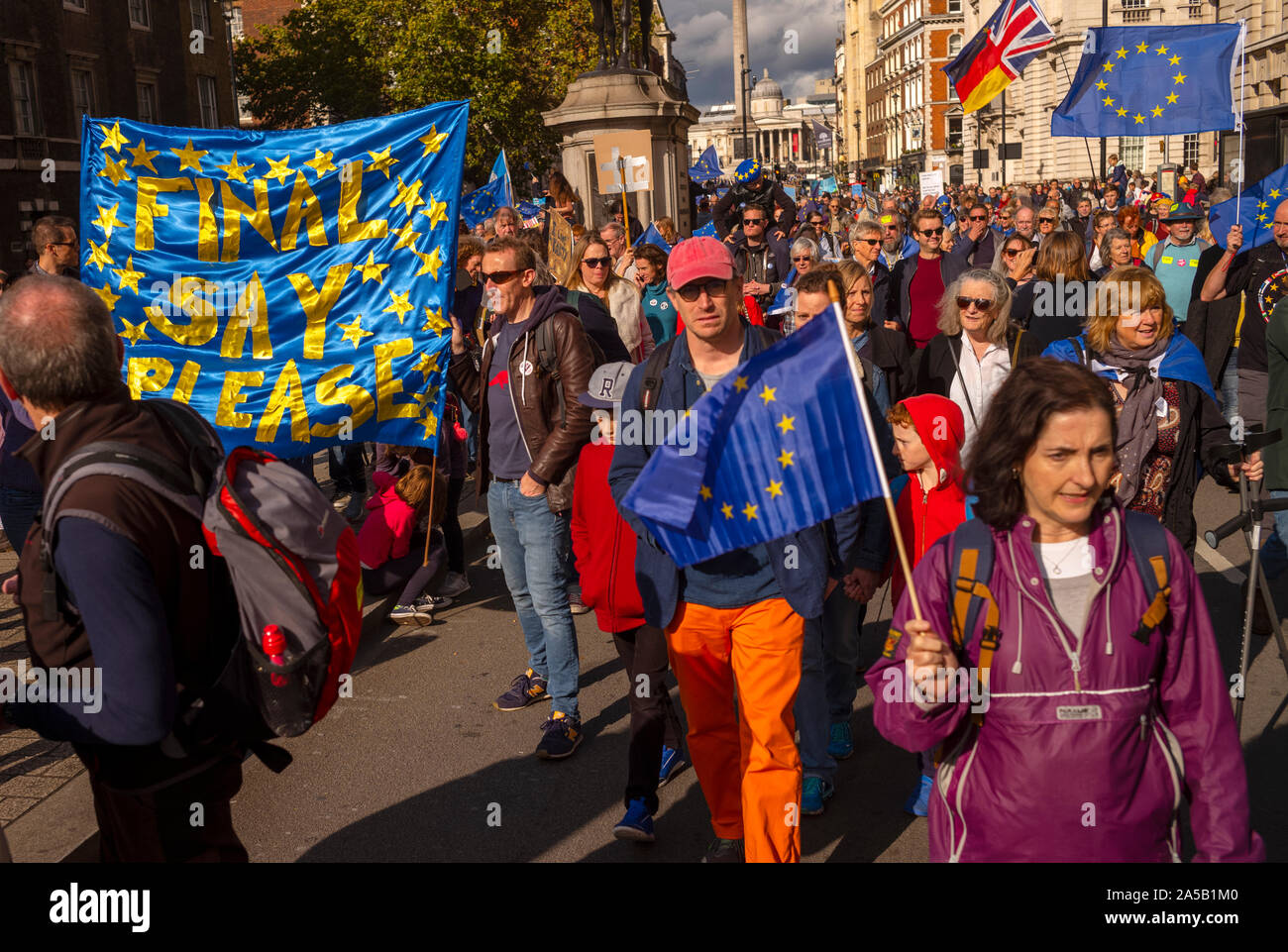 Londra, Regno Unito. Xix oct, 2019. I popoli votazione Anti Brexit Marzo Westminster Londra Inghilterra 19 Ott 2019 più di un milione di anti-Brexit pro i popoli votare gli attivisti hanno marciato attraverso il centro di Londra oggi di far sentire le loro voci contro il Primo Ministro Boris Johnsons ultima affrontare come il Parlamento sat nella sessione di sabato per la prima volta sine guerra delle Falkland nel 1982. Fotografia: Brian Harris/Alamy News Credito: BRIAN HARRIS/Alamy Live News tag (parole chiave) Foto Stock